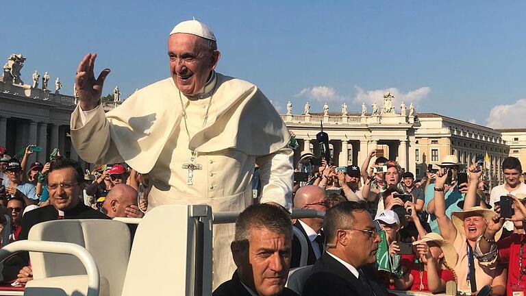 Eine ideale Zuschauerposition hatten die Rhöner bei der Audienz auf dem Petersplatz ergattert. In nur wenigen Metern Entfernung fuhr der Papst an ihnen vorbei. Foto: Janik Veit       -  Eine ideale Zuschauerposition hatten die Rhöner bei der Audienz auf dem Petersplatz ergattert. In nur wenigen Metern Entfernung fuhr der Papst an ihnen vorbei. Foto: Janik Veit