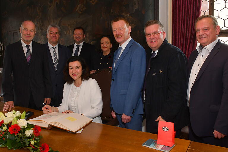 Vor der Brückeneröffnung trug sich Staatsministerin Dorothee Bär ins Kauzenbuch der Stadt ein. Mit dabei (v.l.) Landrat Eberhard Nuß, Ministerialdirigent Wolfgang Wüst, Stefan Lehner vom Staatlichen Bauamt, Bundestagsabgeordnete Simone Barrientos, Bürgermeister Peter Juks und die Landtagsabgeordneten Volkmar Halbleib und Manfred Ländner. Vor der Brückeneröffnung trug sich Staatsministerin Dorothee Bär ins Kauzenbuch der Stadt ein. Mit dabei (v.l.) Landrat Eberhard Nuß, Ministerialdirigent Wolfgang Wüst, Stefan Lehner vom Staatlichen Bauamt, Bundestagsabgeordnete Simone Barrientos, Bürgermeister Peter Juks und die Landtagsabgeordneten Volkmar Halbleib und Manfred Ländner. 