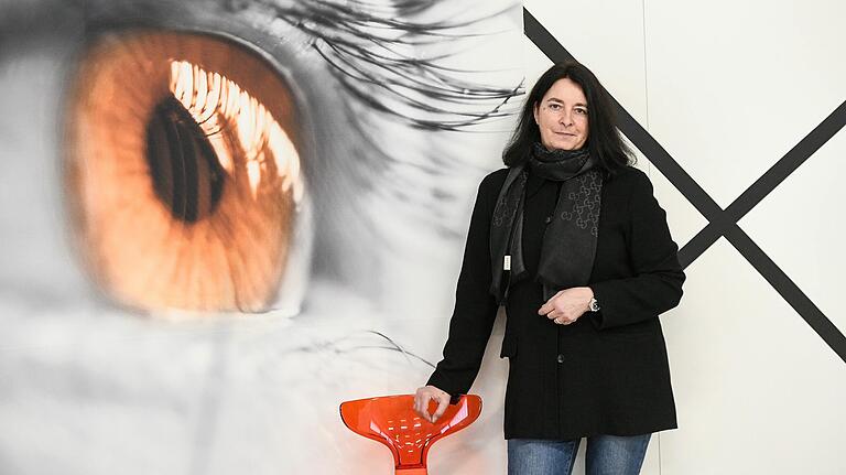 Messebauerin Sabine Tesch vor einer Stellwand in ihrer Gerätehalle in Giebelstadt . Messebauerin Sabine Tesch vor einer Stellwand in ihrer Gerätehalle in Giebelstadt .