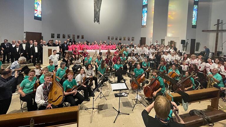 200 deutsch-italienisch-ukrainische Mitwirkende beim Benefizkonzert für 'Ärzte ohne Grenzen' in der Kirche von Salboro.