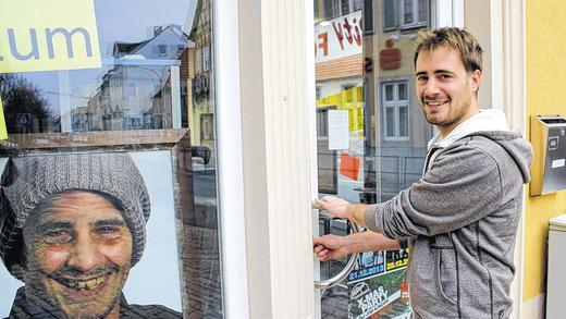 Die Tage von &bdquo;City-Foto&ldquo; sind gezählt: Am Heiligen Abend wird Steffen Schneider für immer die Tür des Fotogeschäfts und Fotostudios am Gabelmannsbrunnen abschließen. Damit geht eine jahrzehntelange Geschäftstradition in Gerolzhofen zu Ende und gleichzeitig das Ladensterben in der Schuhstraße weiter.