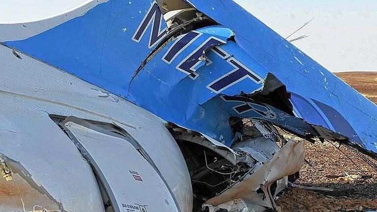 TOPSHOTS-EGYPT-AVIATION-ACCIDENT-RUSSIA - Das Wrack des Airbus A 321 in der Bergregion der Sinai-Halbinsel: Am Samstag kurz nach dem Abflug vom Badeort Scharm el Scheich am Roten Meer nach St. Petersburg zerschellte die russische Chartermaschine. TOPSHOTS-EGYPT-AVIATION-ACCIDENT-RUSSIA - Das Wrack des Airbus A 321 in der Bergregion der Sinai-Halbinsel: Am Samstag kurz nach dem Abflug vom Badeort Scharm el Scheich am Roten Meer nach St. Petersburg zerschellte die russische Chartermaschine.