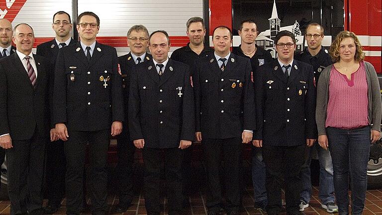 Die neue Führung der Feuerwehr Retzstadt (von links): (hinten) Kommandant Frank Rudolph, Zweiter Kommandant Peter Klühspieß, Kreisbrandinspektor Georg Rumpel, die Beisitzer Harald Rudolph und Christian Schmitt sowie Tobias Keupp, der für 25 Jahre aktiven Feuerwehrdienst geehrt wurde, (vorne) Bürgermeister Karl Gerhard), die beiden Vorsitzenden des Feuerwehrverbandes Jürgen Winkler und Burkhard Schmitt, die Beisitzer Martin May und Fabian Nun, sowie Kassiererin Johanna Degen.