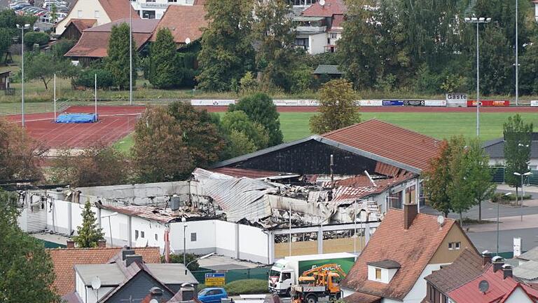 Die Ruine des abgebrannten Norma-Marktes in der Hanauer Straße  vom Brunkenberg aus gesehen. Das Gebäude soll abgerissen und  neu aufgebaut werden.        Foto: Alexander Gies       -  Die Ruine des abgebrannten Norma-Marktes in der Hanauer Straße  vom Brunkenberg aus gesehen. Das Gebäude soll abgerissen und  neu aufgebaut werden.        Foto: Alexander Gies