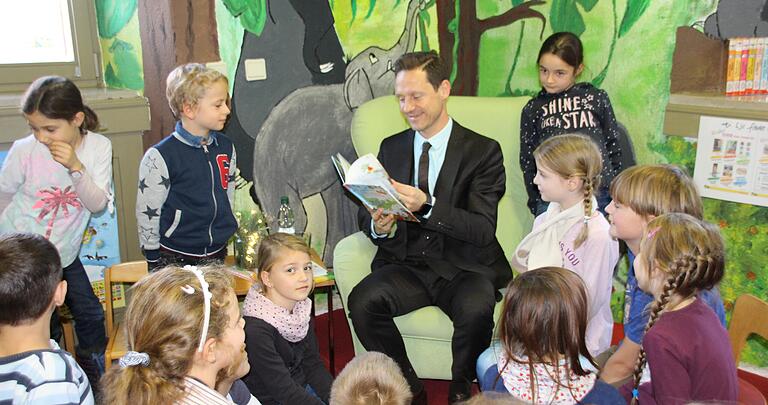 Für die bunt bemalte 'Kinderwelt' im Halbgeschoss der Bibliothek gibt es ebenfalls Änderungswünsche. Unter anderem soll es hier neue Möbel geben.