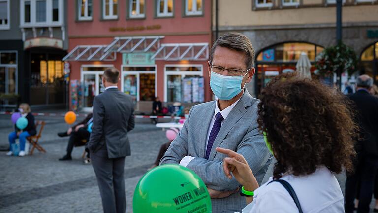 Oberbürgermeister Sebastian Remelé in einem Gespräch auf dem Schweinfurter Marktplatz.