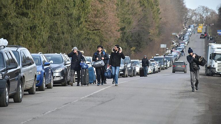 Vor der ukrainisch-polnischen Grenze hat sich eine lange Autoschlange gebildet. Immer mehr Menschen wollen die Ukraine verlassen. Auch Unterfranken bereitet sich auf die Flüchtlinge vor.