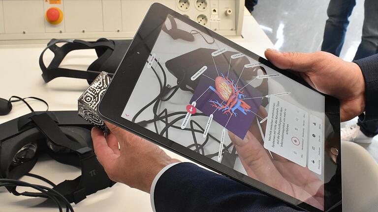 Eine Möglichkeit für den Unterricht: Die Kamera eines Tablets erkennt einen speziellen Würfel und zeigt gespeicherte Informationen an. In diesem Fall die Funktionsweise eines Herzens.