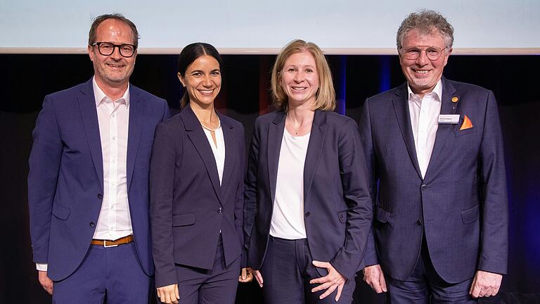 Die Vorstände der VR Bank Kitzingen sind (von links) Alexander Schuster, Selina Gruß und Anika Friedrich. Roland Köppel scheidet Ende Juni nach einem Vierteljahrhundert aus. Die Vorstände der VR Bank Kitzingen sind (von links) Alexander Schuster, Selina Gruß und Anika Friedrich. Roland Köppel scheidet Ende Juni nach einem Vierteljahrhundert aus.
