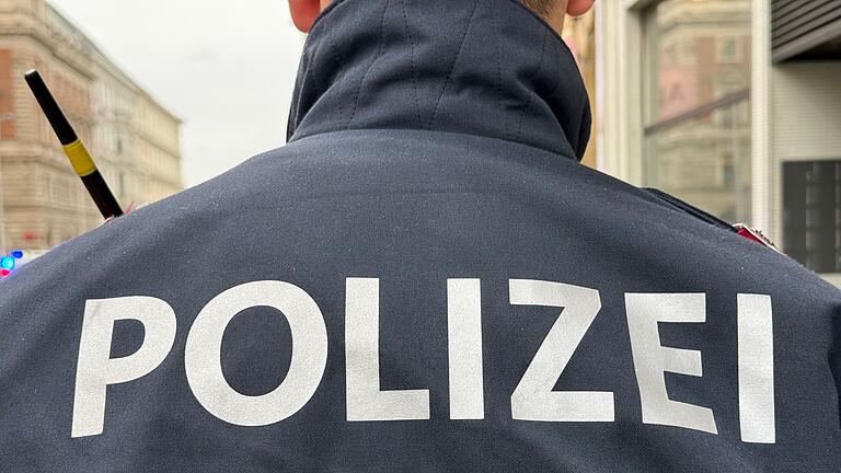 Österreichische Polizei       -  In Wien hat ein Vierjähriger einen Sturz aus dem fünften Stock mit Prellungen überlebt .