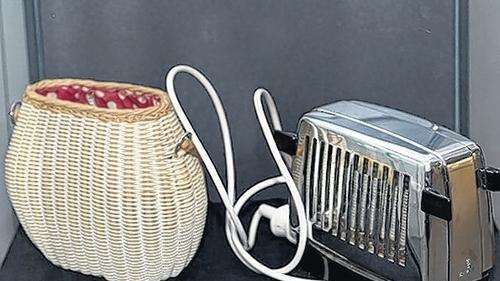 Ein Einkaufskorb, ein Toaster: typisches 1950er-Jahre-Design in der Landesausstellung.