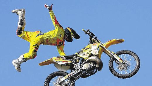 Riskantes Manöver: Während der Freestyler Tobias Fink von der Wrecking-Crew im Rahmenprogramm der Motorradmesse Wheelies durch die Lüfte fliegt, streute der Akrobat aus Barkow in Mecklenburg-Vorpommern noch einen Handstand-Showteil auf seiner Moto-Cross-Maschine mit ein. Riskantes Manöver: Während der Freestyler Tobias Fink von der Wrecking-Crew im Rahmenprogramm der Motorradmesse Wheelies durch die Lüfte fliegt, streute der Akrobat aus Barkow in Mecklenburg-Vorpommern noch einen Handstand-Showteil auf seiner Moto-Cross-Maschine mit ein.
