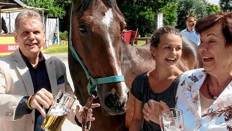 Fast 500 Pferde in Würzburg - Seit 1949 gibt es das Kiliani-Reit- und Springturnier, das in diesem Jahr eine reine Spring-Gala sein wird. Auf der Reitanlage des Reit- und Fahrsportvereins an der Mergentheimer Straße werden vom 15. bis 17. Juli 200 Reiter aus 25 Vereinen mit 478 Pferden aus Bayern, Hessen und Baden-Württemberg erwartet. Vorsitzender Jochen Klingler (links) und seine Stellvertreterin Christa Neunzer (rechts) versprechen ein hochrangiges Turnier mit 16 Prüfungen. Mit dabei ist auch Grandiana di Gassolina. Die 13-jährige Hannoveraner-Stute hat Theresa Schenken (im Bild), die aktive Reiterin und Vorstandsmitglied im Reitverein ist, nach Würzburg geholt. Als besonderes Ereignis steht am Samstag ab 16.30 Uhr ein Team Biathlon mit Springen, Schießen und Rennen auf dem Programm. Die Prüfungen beginnen am Freitag um 10 Uhr. Samstag um 8 Uhr, Sonntag um 8.30 Uhr. Bei einem traditionellen Sponsoren-Treffen im Vorfeld dankte Klingler allen Unterstützern wie der Würzburger Hofbräu, vertreten durch Geschäftsführer Norbert Lange, Ghotel, Galeria Kaufhof, Selgros vertreten durch Geschäftsführer Hans-Jürgen Zapf, Maritim Hotel, Sparkasse Mainfranken, Autohaus Eck sowie Max Meister und Sohn. Foto: Herbert Kriener Fast 500 Pferde in Würzburg - Seit 1949 gibt es das Kiliani-Reit- und Springturnier, das in diesem Jahr eine reine Spring-Gala sein wird. Auf der Reitanlage des Reit- und Fahrsportvereins an der Mergentheimer Straße werden vom 15. bis 17. Juli 200 Reiter aus 25 Vereinen mit 478 Pferden aus Bayern, Hessen und Baden-Württemberg erwartet. Vorsitzender Jochen Klingler (links) und seine Stellvertreterin Christa Neunzer (rechts) versprechen ein hochrangiges Turnier mit 16 Prüfungen. Mit dabei ist auch Grandiana di Gassolina. Die 13-jährige Hannoveraner-Stute hat Theresa Schenken (im Bild), die aktive Reiterin und Vorstandsmitglied im Reitverein ist, nach Würzburg geholt. Als besonderes Ereignis steht am Samstag ab 16.30 Uhr ein Team Biathlon mit Springen, Schießen und Rennen auf dem Programm. Die Prüfungen beginnen am Freitag um 10 Uhr. Samstag um 8 Uhr, Sonntag um 8.30 Uhr. Bei einem traditionellen Sponsoren-Treffen im Vorfeld dankte Klingler allen Unterstützern wie der Würzburger Hofbräu, vertreten durch Geschäftsführer Norbert Lange, Ghotel, Galeria Kaufhof, Selgros vertreten durch Geschäftsführer Hans-Jürgen Zapf, Maritim Hotel, Sparkasse Mainfranken, Autohaus Eck sowie Max Meister und Sohn. Foto: Herbert Kriener