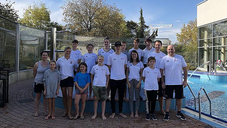 Das Bild zeigt die Mannschaft mit Betreuern: (vorne von links) Clemence Lermann (neue Trainerin WK Mannschaft), Michelle Kraft (neue Wettkampfschwimmerin), Gabi Fröhlich (Trainerin und Kampfrichterin), Magda Lermann (Nachwuchsschwimmerin), Bastian Stumm, Julian Hock, Greta Nagel, Fabian Weissbeck, Michael Stumm (Abteilungsleiter, Kampfrichter); (zweite Reihe von links) imon Fröhlich, Lina Gazke, Melanie Weissbeck, Robin Jan Geeb, Falk Nagel, Stefanie Weissbeck (Kampfrichterin) und Fred Wagener (Trainer). Es fehlen auf dem Bild:Sophie Schlagmüller (Schwimmerin) und Markus Weissbeck (Kampfrichter).