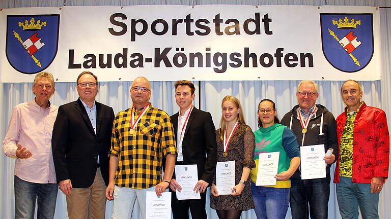 Ein großes Publikum applaudierte den erfolgreichen Sportlern aus zehn Vereinen anlässlich der traditioellen Sportlerehrung der Stadt im Martin-Schleyer-Gymnasium: hier die mit Goldmedaille oder gar einem kleinen Goldbarren dekorierten Aktiven. Es gratulierte Bürgermeister Thomas Maertens (zweiter von links) sowie die Moderatoren Hartmut Schwartz (links) und Matthias Götzelmann (rechts).