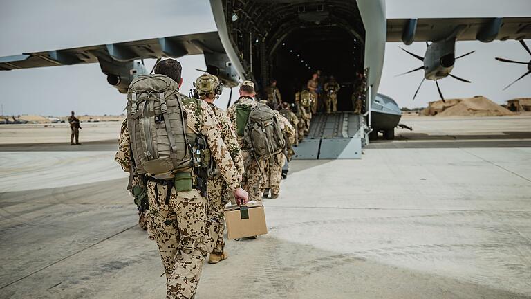 Evakuierung.jpeg       -  Auf der Luftwaffenbasis Al-Asrak in Jordanien steigen Soldaten der Bundeswehr in eine Bundeswehrmaschine, um in den Sudan zu fliegen.