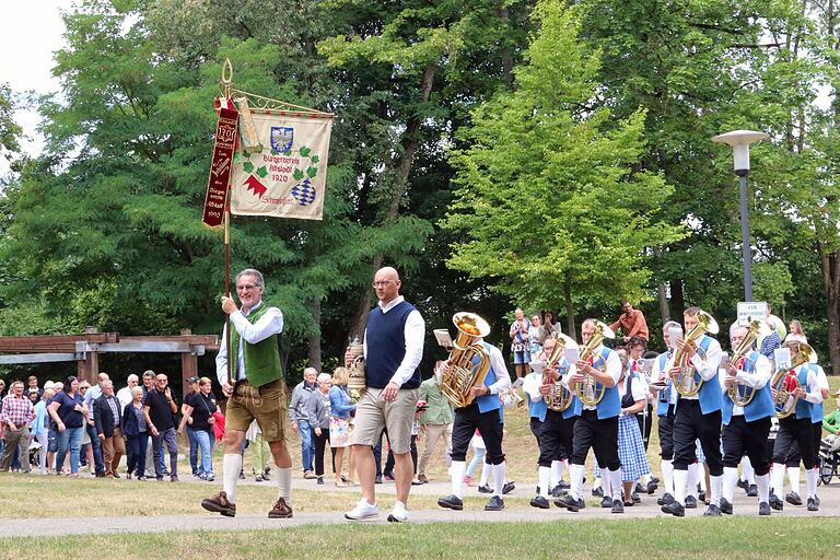 Traditionell geht es bei der Altstadtkirchweih vom Festgelände an der historischen Stadtmauer am Unteren Wall zum Philosophengang im Motherwell-Park. Unsere Aufnahme stammt aus 2022.&nbsp;