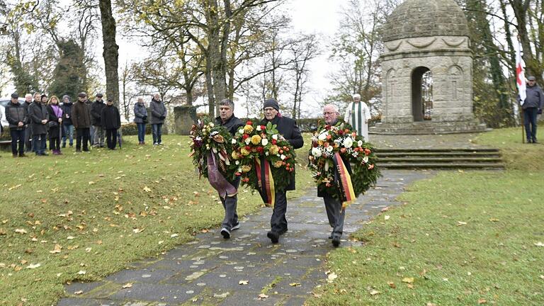 Bürgermeister Claus Bittenbrünn und Vertreter des Kriegervereins Königsberg und des VdK Königsberg legten am Ehrenmal Kränze nieder.