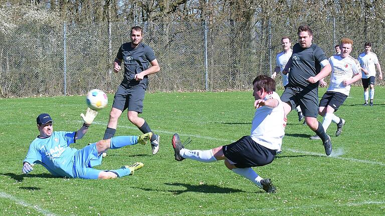 Rhöner Fußball-Nachlese       -  Die Hand noch an den Ball bekommt Thundorfs Keeper Johannes Pfaab. Ein schwacher Trost, denn das Spiel bei der SG Rothhausen/Volkershausen um Heiko Seufert (beim Schuss) ging mit 0:5 in die Binsen.