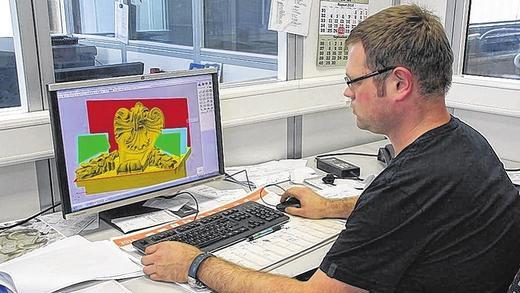 Christian Flegler am Rechner: Er entwickelt aus dem eingescannten Gipsmodell das Computerprogramm, über welches die große Fräse gesteuert wird. Christian Flegler am Rechner: Er entwickelt aus dem eingescannten Gipsmodell das Computerprogramm, über welches die große Fräse gesteuert wird.