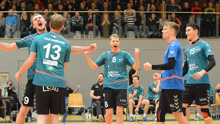 Grund zum Jubeln hatten die Hammelburger Volleyball-Herren nicht nur auf dem Spielfeld, sondern auch bei der diesjährigen Sportlerehrung der Stadt Hammelburg, bei der das Team zur Mannschaft des Jahres gekürt wurde. Fotos: ssp (1), Ehling (2)       -  Grund zum Jubeln hatten die Hammelburger Volleyball-Herren nicht nur auf dem Spielfeld, sondern auch bei der diesjährigen Sportlerehrung der Stadt Hammelburg, bei der das Team zur Mannschaft des Jahres gekürt wurde. Fotos: ssp (1), Ehling (2)