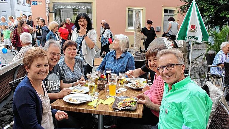 Wohl denen, die bei dem Andrang in der Ochsenfurter Musiknacht ein gemütliches Plätzchen gefunden haben. Wohl denen, die bei dem Andrang in der Ochsenfurter Musiknacht ein gemütliches Plätzchen gefunden haben.