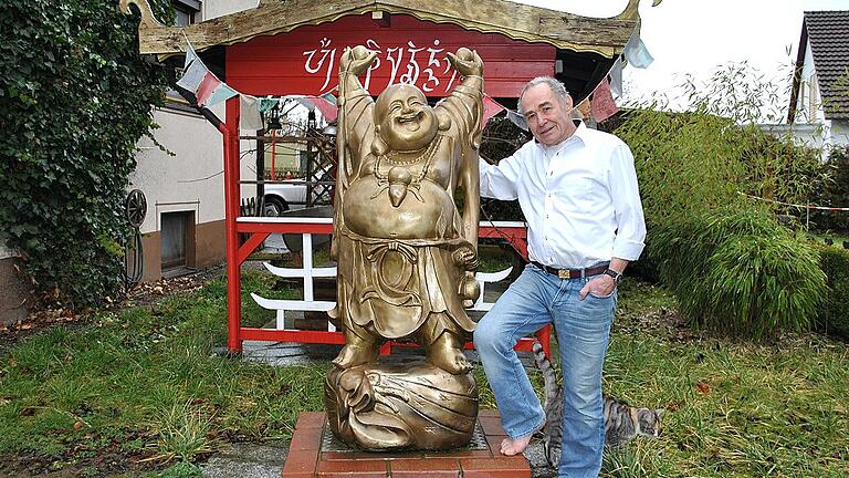 Überzeugter Barfußläufer und Buddhist: Alwin Merz hat einen fast lebensgroßen Buddha auf seinem Grundstück aufgestellt.