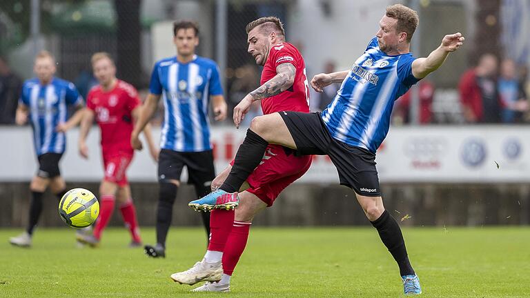 Würzburgs Patrick Hofmann (vorne) setzt sich gegen Philipp Kleinhenz vom TSV Aubstadt durch.