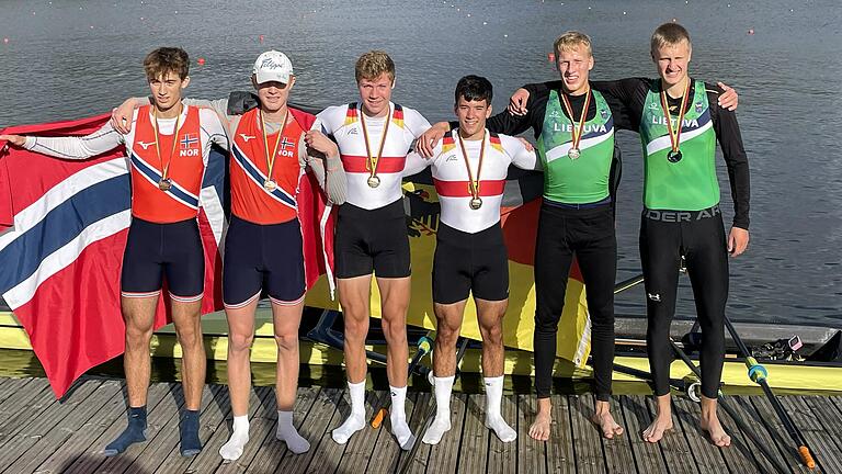 Eingerahmt von den zweitplatzierten Litauern (rechts) und dem Dritten Norwegen, freuen sich Julian Waller und Lorenz&nbsp; Grimm, über ihre Goldmedaille.