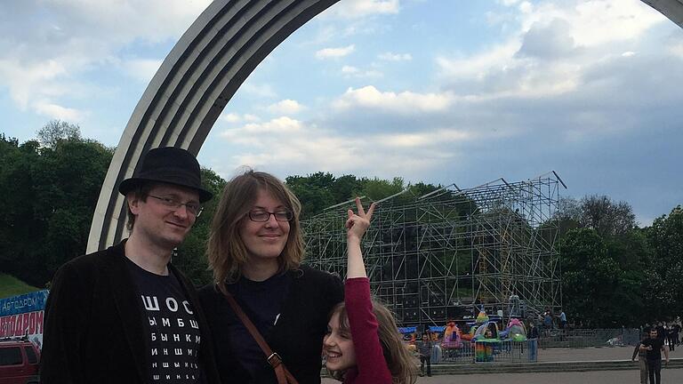 Ein Bild aus friedlicheren Zeiten in der Ukraine: Der gebürtige Bad Neustädter Tobias Weihmann, seine Frau Shandra&nbsp; und ihre Tochter am 'Bogen der Völkerfreundschaft' in Kiew. Der Bogen wurde 1982 zu Sowjetzeiten errichtet, um an die Vereinigung der Ukraine mit Russland zu erinnern.