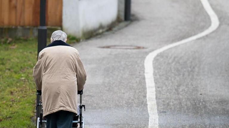 Jeder Zweite der Befragten fürchtet im Alter zu wenig Geld zu haben. Foto: Armin Weigel       -  Menschen mit chronischen Krankheiten können unter bestimmten Voraussetzungen früher in Rente gehen.