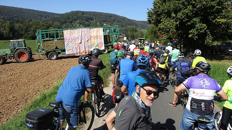 In Erlach wurde die Landratstour im September von einem Transparent 'begrüßt'. Zudem blockierten kurzzeitig Kühe die Strecke. In Erlach wurde die Landratstour im September von einem Transparent 'begrüßt'. Zudem blockierten kurzzeitig Kühe die Strecke.