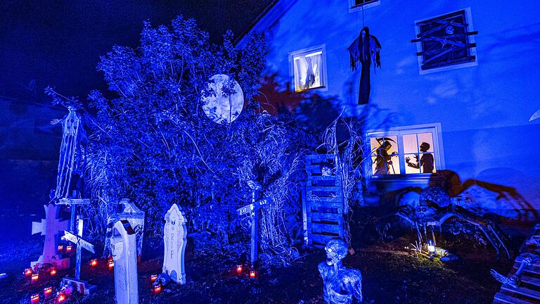 Halloween in Straubing - Gruselige Gestalten sind alljährlich zu Halloween unterwegs. (Archivbild) Halloween in Straubing - Gruselige Gestalten sind alljährlich zu Halloween unterwegs. (Archivbild)