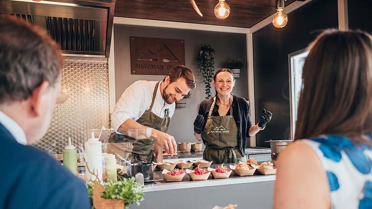 Foodtruck von &bdquo;Austrian Tapas&rdquo;       -  Das Tolle an Tapas? Da sie in kleinen Häppchen daherkommen, kann man viel Unterschiedliches probieren - so auch am Foodtruck von &bdquo;Austrian Tapas&rdquo;.