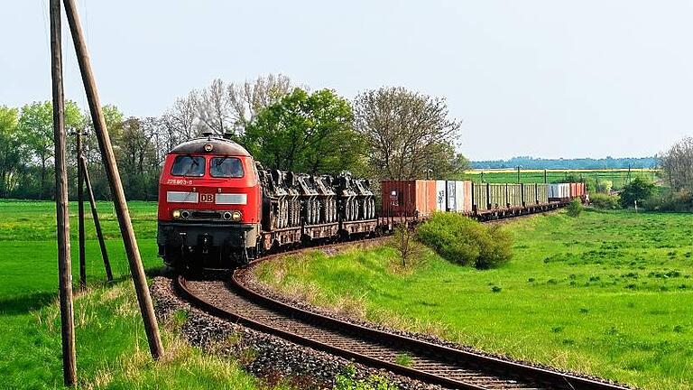 Der letzte Gütertransport auf der Steigerwaldbahn, hier bei Alitzheim. Beim Abzug der Amerikaner 2006 aus Kitzingen war die jetzt stillgelegte Strecke noch einmal gefragt, um schweres Gerät zu transportieren. Seitdem bewegt sich mit Ausnahme einiger Nostalgiefahrten nichts mehr. Der letzte Gütertransport auf der Steigerwaldbahn, hier bei Alitzheim. Beim Abzug der Amerikaner 2006 aus Kitzingen war die jetzt stillgelegte Strecke noch einmal gefragt, um schweres Gerät zu transportieren. Seitdem bewegt sich mit Ausnahme einiger Nostalgiefahrten nichts mehr.