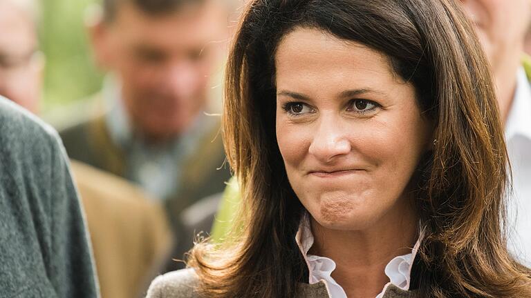 Die bayerische Landwirtschaftsministerin Michaela Kaniber (CSU) stellt sich gegen das Volksbegehren Artenschutz - und vor die Bauern. Die bayerische Landwirtschaftsministerin Michaela Kaniber (CSU) stellt sich gegen das Volksbegehren Artenschutz - und vor die Bauern.