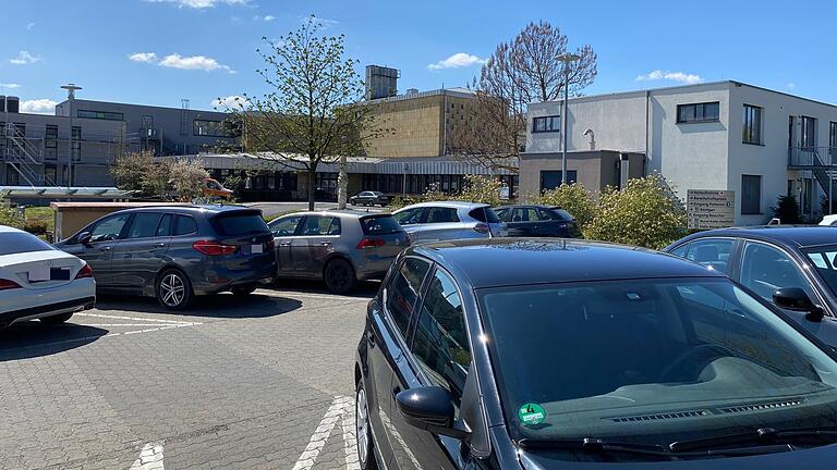 Die Parkplätze an Krankenhaus und MVZ in Haßfurt sind bislang kostenfrei. Das ändert sich in Kürze. Die Haßberg-Kliniken führen Parkgebühren ein. Die Parkplätze an Krankenhaus und MVZ in Haßfurt sind bislang kostenfrei. Das ändert sich in Kürze. Die Haßberg-Kliniken führen Parkgebühren ein.