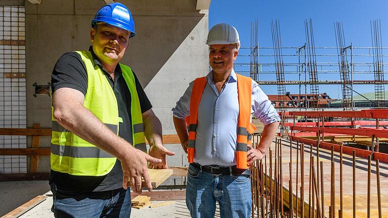 Architekt Sven Franke zeigt das Prinzip, nach dem der Orchesterproberaum in das Gebäude eingehängt wird. Rechts Dirk Terwey, Geschäftsführender Direktor des Theaters.