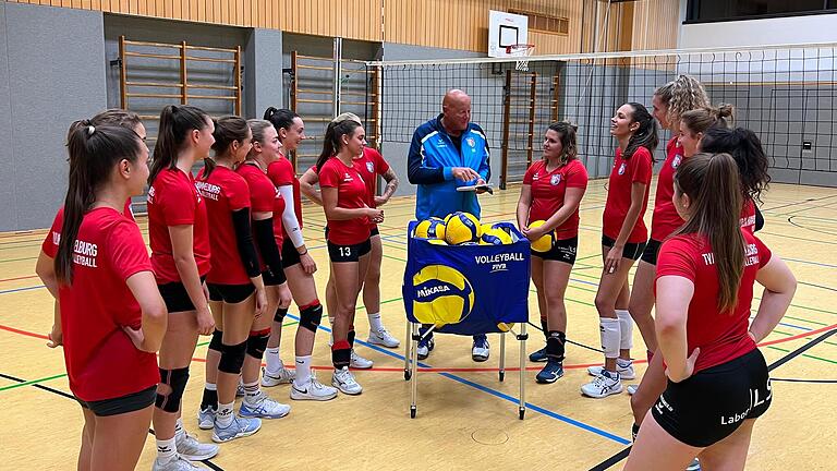 Die Regionalliga-Frauen vom TV/DJK Hammelburg hören kurz vor dem Saisonstart Trainer Ralf Kaiser ganz genau zu.       -  Die Regionalliga-Frauen vom TV/DJK Hammelburg hören kurz vor dem Saisonstart Trainer Ralf Kaiser ganz genau zu.