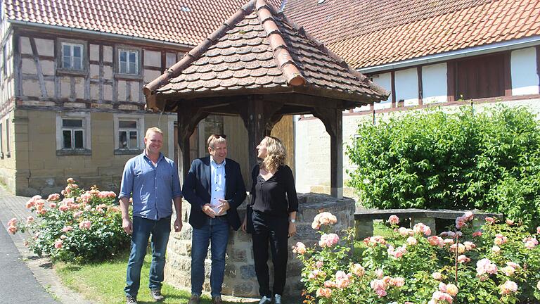 Mehr in den Mittelpunkt rücken soll der Platz am Dorfbrunnen in Wüstenfelden. Da waren sich Castells Bürgermeister Christian Hähnlein, Jürgen Eisentraut vom ALE und Planerin Maike Weid (von links) einig.