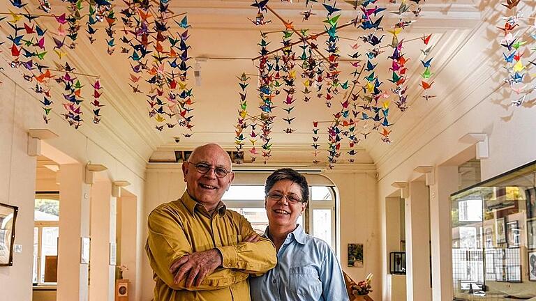 Familienunternehmen: Wolfgang Klein-Langner und seine Frau Waltraud pflegen und fördern seit Jahrzehnten deutsch-japanische Kontakte. Dazu zählt auch die Betreuung des Siebold-Museums mit seinem markanten Origami-Mobile &ndash; papiergefaltete Kraniche &ndash; an der Decke des Veranstaltungsraumes.