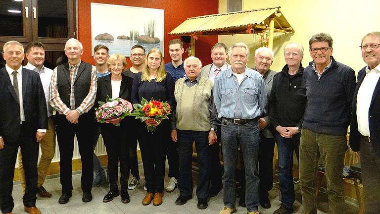 Traditionell ehrt der TV Jahn bei der Jahreshauptversammlung langjährige Mitglieder: (von links) Vorsitzender Rainer Zink, Tiberi Vikuk (40 Jahre), Klaus Berger (40 Jahre), Lars Lang (25 Jahre), Erika Nitsch (40 Jahre), Anton Doll (40 Jahre), Manuela Seuffert (40 Jahre), Fabian Sporer (25 Jahre), Hermann Schenk (25 Jahre), erster Schatzmeister Dirk Jauchstetter (25 Jahre), Karl-Heinz Gerstenmayer (40 Jahre), zweiter Schatzmeister Manfred Ullmer, Axel Dähn (40 Jahre), Manfred Weichsel (40 Jahre) und zweiter Vorsitzender Michael Böhme.