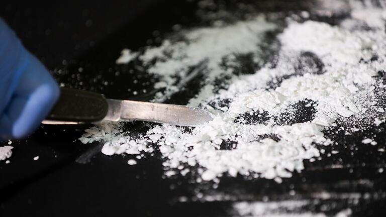 Drogen aller Art, darunter vor allem Marihuana und Ecstasy-Tabletten, aber auch Kokain (Beispielbild), wurden im Zimmer eines 33-Jährigen gefunden. Dafür, und für die Waffen, die bei ihm gefunden wurden, hat er sich vor der großen Strafkammer zu verantworten. Drogen aller Art, darunter vor allem Marihuana und Ecstasy-Tabletten, aber auch Kokain (Beispielbild), wurden im Zimmer eines 33-Jährigen gefunden. Dafür, und für die Waffen, die bei ihm gefunden wurden, hat er sich vor der großen Strafkammer zu verantworten.