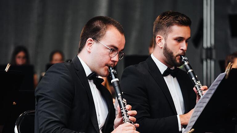 Konzertmeister Lukas Lang (von links) und sein Kollege Erik Würflein sind erst vor vier Wochen in Innsbruck mit dem Nordbayerischen Jugendblasorchester aufgetreten. Diese Aufnahme der 'Innsbrucker Promenadenkonzerte' zeigt Langs gestohlenes Instru...       -  Konzertmeister Lukas Lang (von links) und sein Kollege Erik Würflein sind erst vor vier Wochen in Innsbruck mit dem Nordbayerischen Jugendblasorchester aufgetreten. Diese Aufnahme der 'Innsbrucker Promenadenkonzerte' zeigt Langs gestohlenes Instrument. Erik Würflein spielte damals wegen eines weiteren Diebstahls auf Langs alter Klarinette.