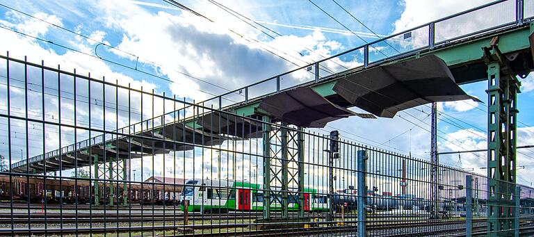 SPD und Grüne fordern in Schweinfurt die Sanierung des Fußgängerstegs über den Schweinfurter Hauptbahnhof. Er ist seit einem Jahr gesperrt und soll abgerissen werden.