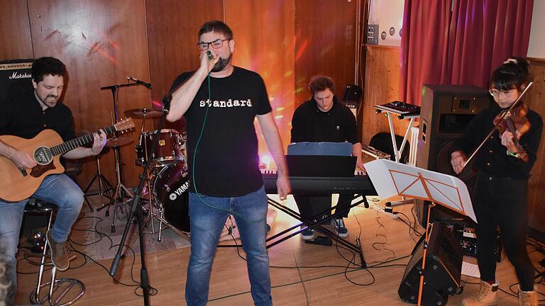 Machen den Anfang beim Konzert im Juze: die Lohrer Band The Hennings mit (von links) Florian Blaser, Andreas Henning, Benedikt Remlein und Heidi Morikawa.&nbsp;