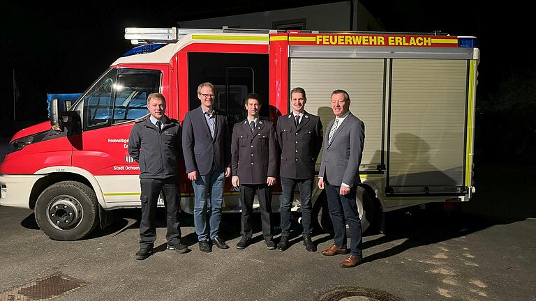 Stolz präsentieren sich die wiedergewählten Kommandanten vor dem neuen Feuerwehrauto (von links): KBM Patrick Stainbrook, 3. Bgm Thilo Hemmert, 2. Kommandant Kaj Dörsam, 1. Kommandant Julian Knappe und 1. Bgm Peter Juks.