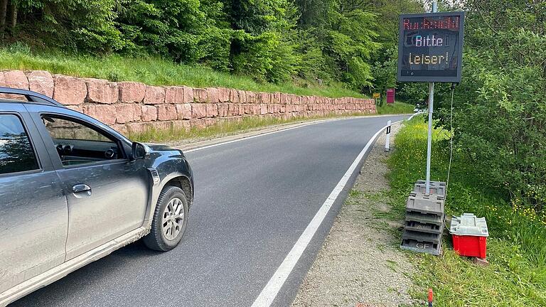 Mit einer Anlage zum Messen des Geräuschpegels wollen die Gemeinde Frammersbach und der ADAC Verkehrsteilnehmer sensibilisieren und so die Lärmbelästigung von Anwohnern reduzieren. Seit Dienstag ist die Hinweistafel an der Aubachstraße in Frammersbach installiert.