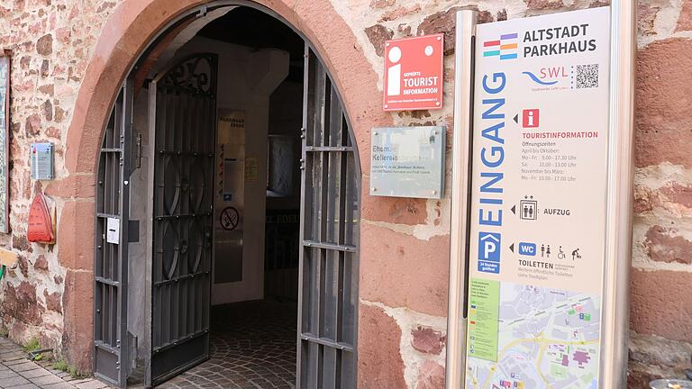 Kein Eingang ab Februar 2025: Das Altstadt-Parkhaus unter dem Lohrer Schlossplatz wird wegen der Betonsanierung für achteinhalb Monate komplett gesperrt. Kein Eingang ab Februar 2025: Das Altstadt-Parkhaus unter dem Lohrer Schlossplatz wird wegen der Betonsanierung für achteinhalb Monate komplett gesperrt.
