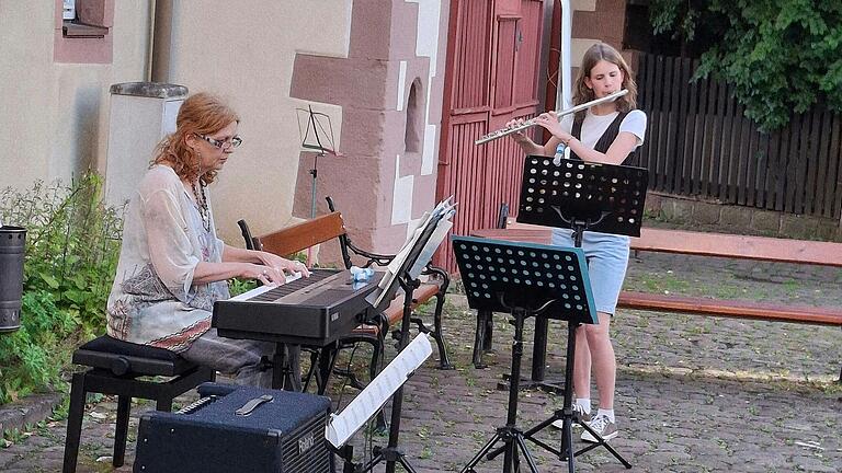 Lara Heilgenthal mit ihrer Lehrerin Stefanie Fleck.